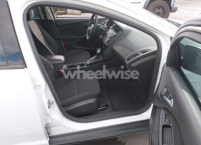 Photo 5 of 2018 Ford Focus SE (VIN 1FADP3FE5JL241401)