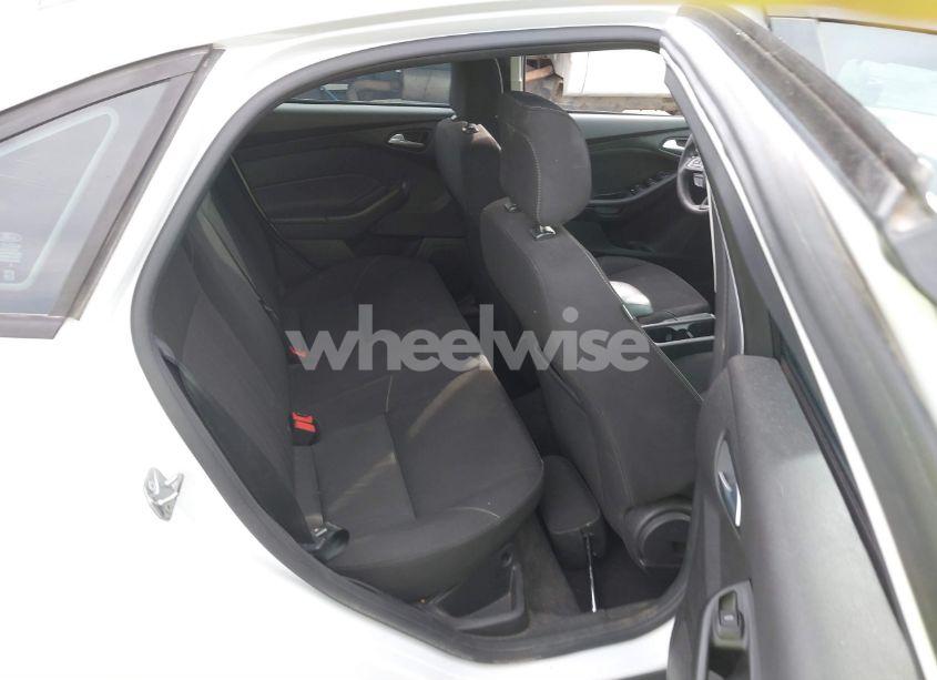 Photo 8 of 2018 Ford Focus SE (VIN 1FADP3FE5JL241401)