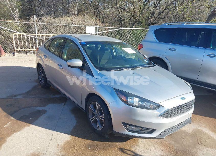 2018 Ford Focus SE (VIN 1FADP3FE5JL258893) main photo