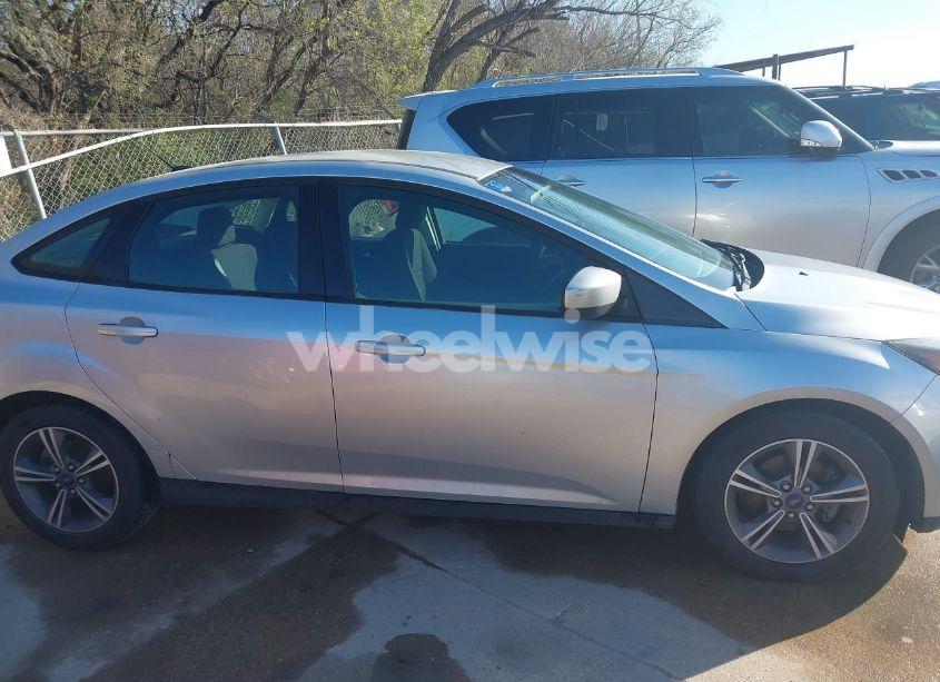 Photo 13 of 2018 Ford Focus SE (VIN 1FADP3FE5JL258893)