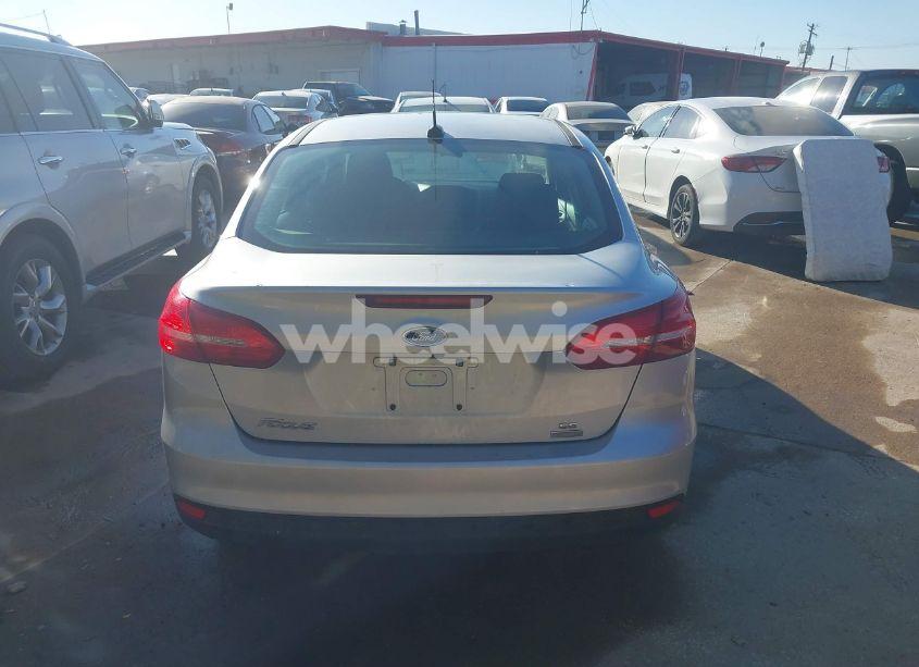Photo 16 of 2018 Ford Focus SE (VIN 1FADP3FE5JL258893)
