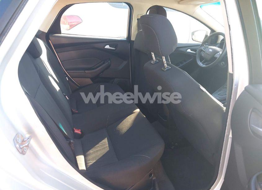 Photo 8 of 2018 Ford Focus SE (VIN 1FADP3FE5JL258893)