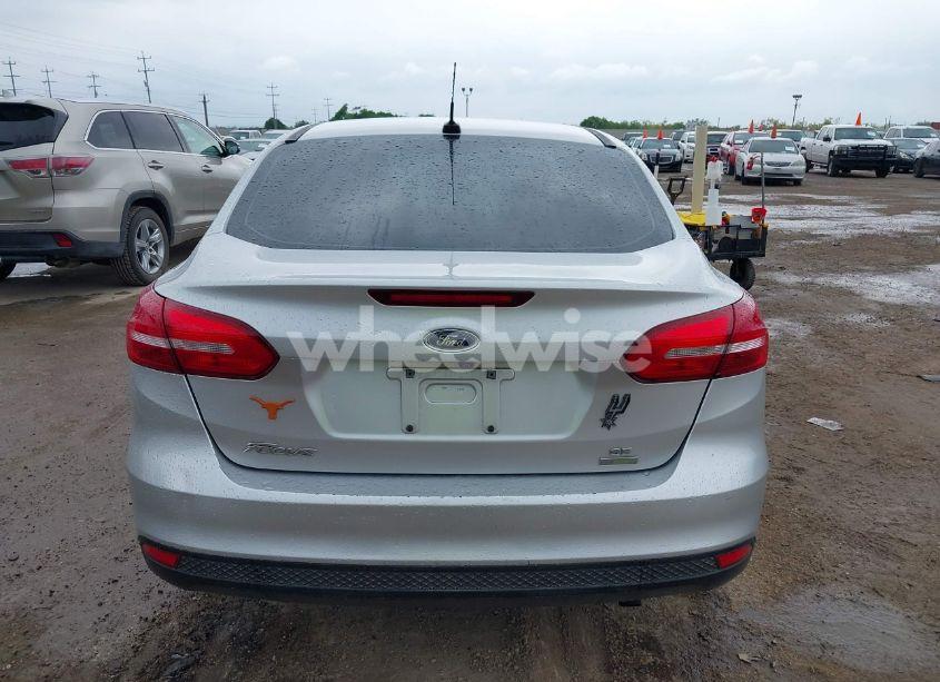 Photo 16 of 2018 Ford Focus SE (VIN 1FADP3FE5JL269490)