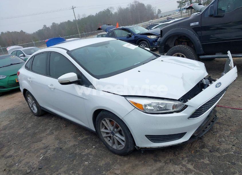 2018 Ford Focus SE (VIN 1FADP3FE5JL286323) main photo