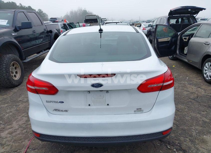 Photo 16 of 2018 Ford Focus SE (VIN 1FADP3FE5JL286323)