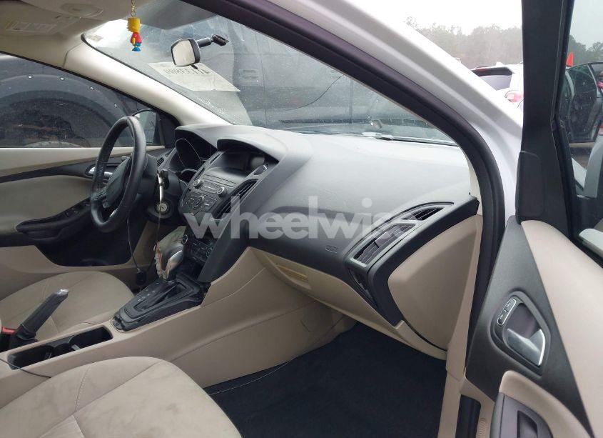 Photo 5 of 2018 Ford Focus SE (VIN 1FADP3FE5JL286323)