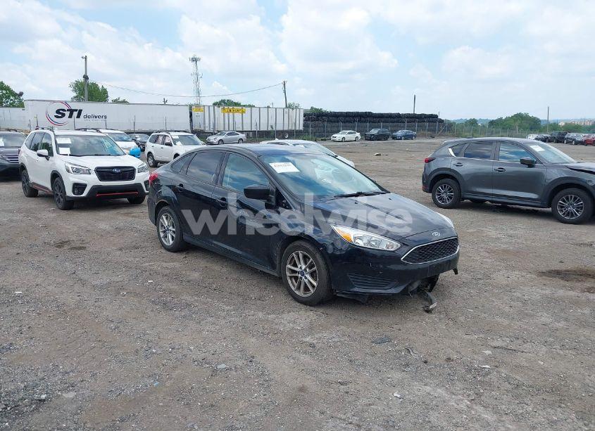 2018 Ford Focus SE (VIN 1FADP3FE5JL318316) main photo