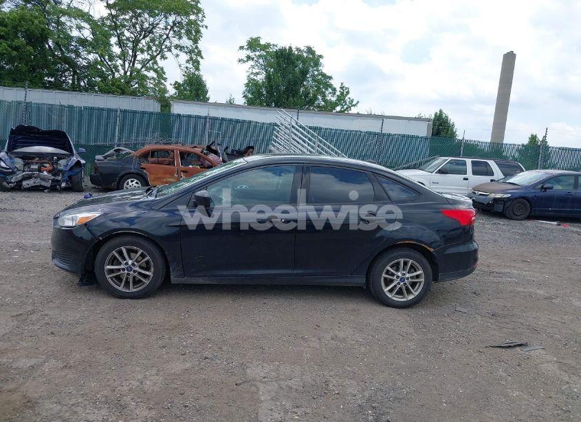 Photo 14 of 2018 Ford Focus SE (VIN 1FADP3FE5JL318316)