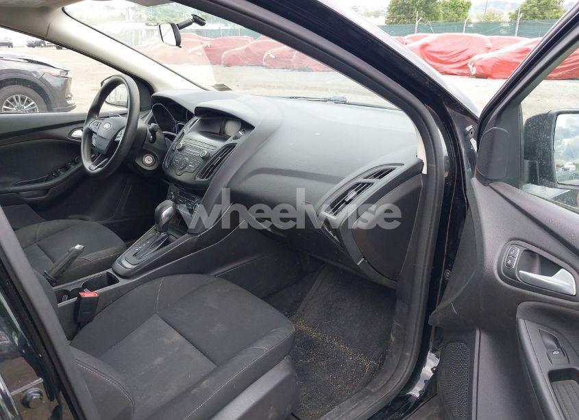 Photo 5 of 2018 Ford Focus SE (VIN 1FADP3FE5JL318316)