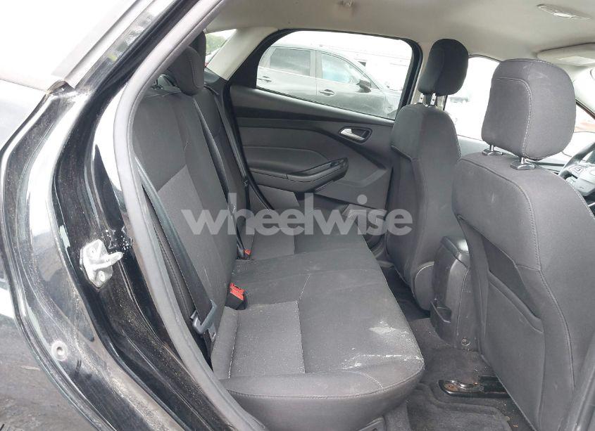 Photo 8 of 2018 Ford Focus SE (VIN 1FADP3FE5JL318316)