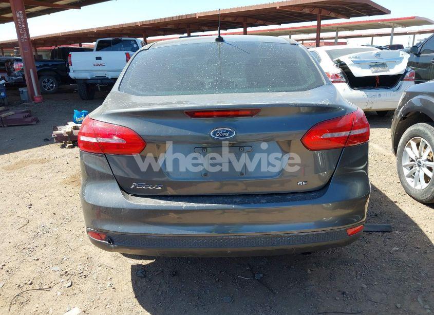 Photo 16 of 2018 Ford Focus SE (VIN 1FADP3FE6JL270910)