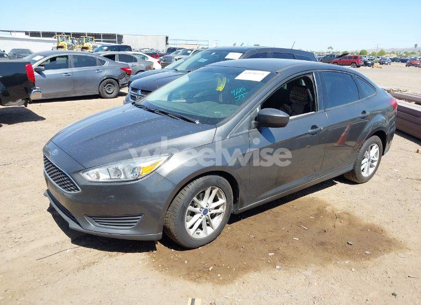 Photo 2 of 2018 Ford Focus SE (VIN 1FADP3FE6JL270910)