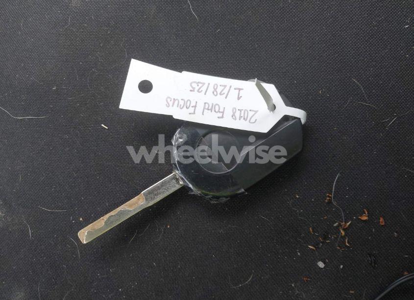 Photo 11 of 2018 Ford Focus SE (VIN 1FADP3FE7JL200655)