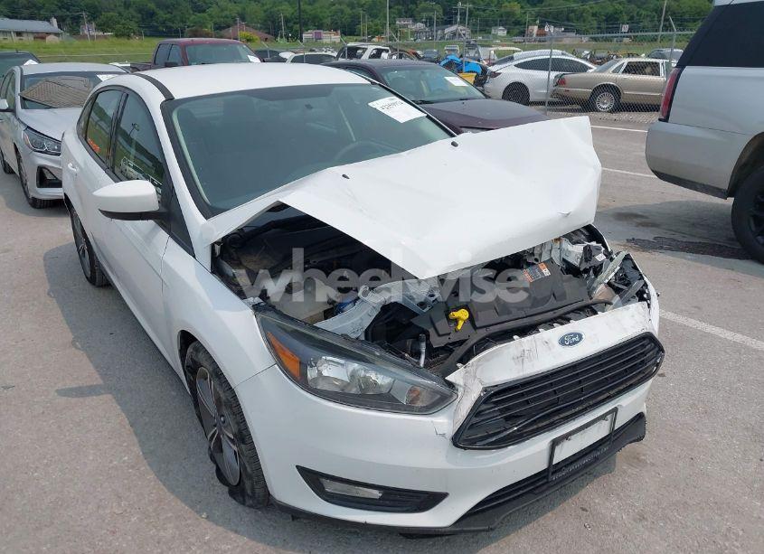 2018 Ford Focus SE (VIN 1FADP3FE7JL211008) main photo