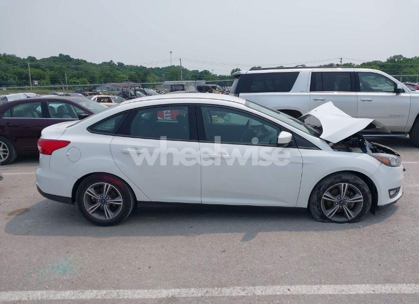 Photo 13 of 2018 Ford Focus SE (VIN 1FADP3FE7JL211008)