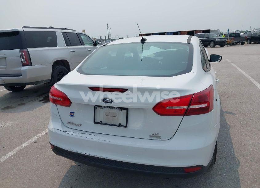 Photo 16 of 2018 Ford Focus SE (VIN 1FADP3FE7JL211008)