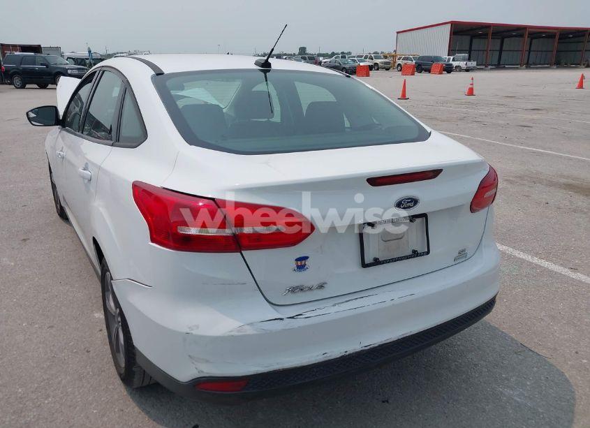 Photo 3 of 2018 Ford Focus SE (VIN 1FADP3FE7JL211008)
