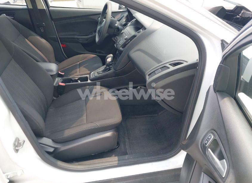 Photo 5 of 2018 Ford Focus SE (VIN 1FADP3FE7JL211008)