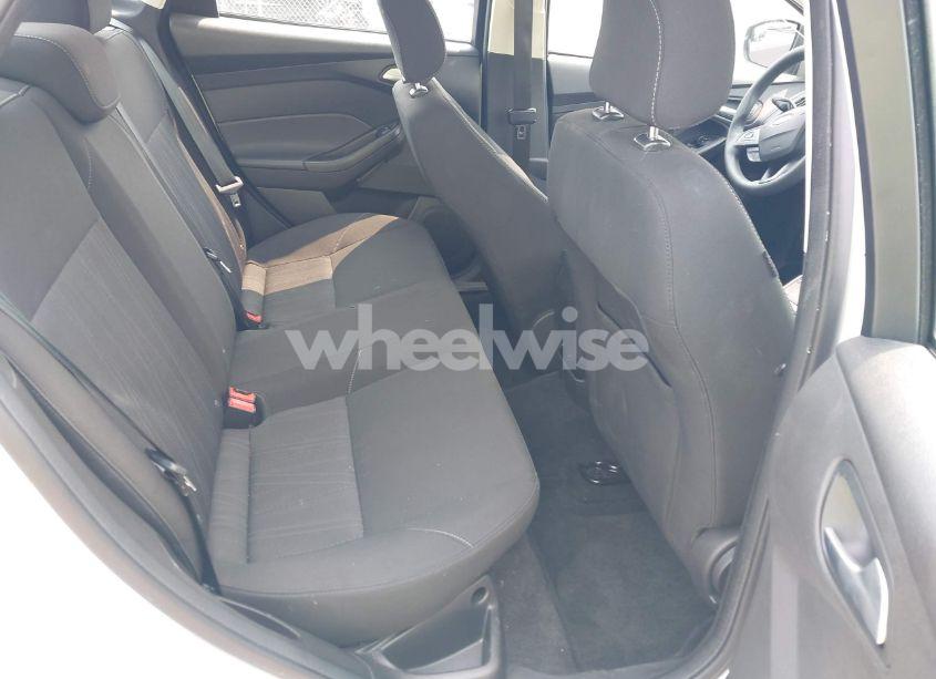Photo 8 of 2018 Ford Focus SE (VIN 1FADP3FE7JL211008)