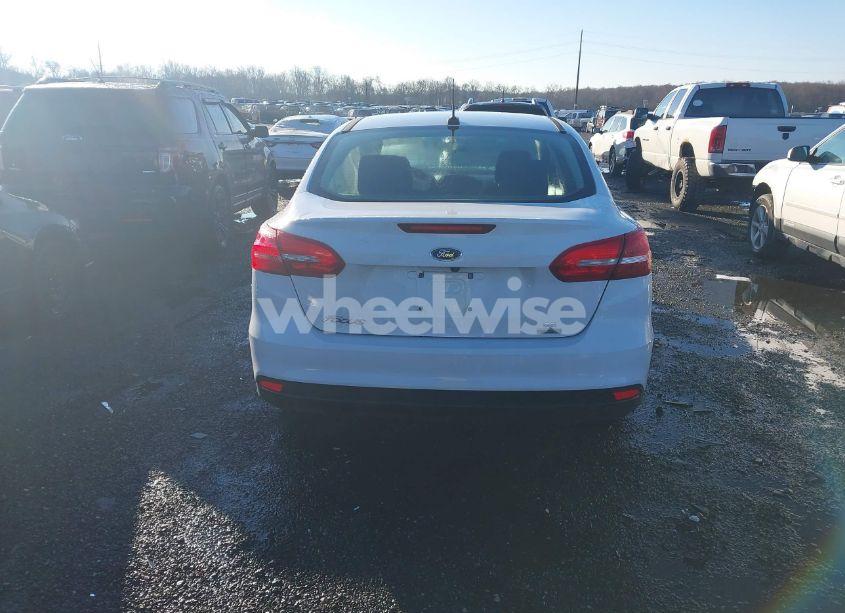 Photo 16 of 2018 Ford Focus SE (VIN 1FADP3FE7JL234806)