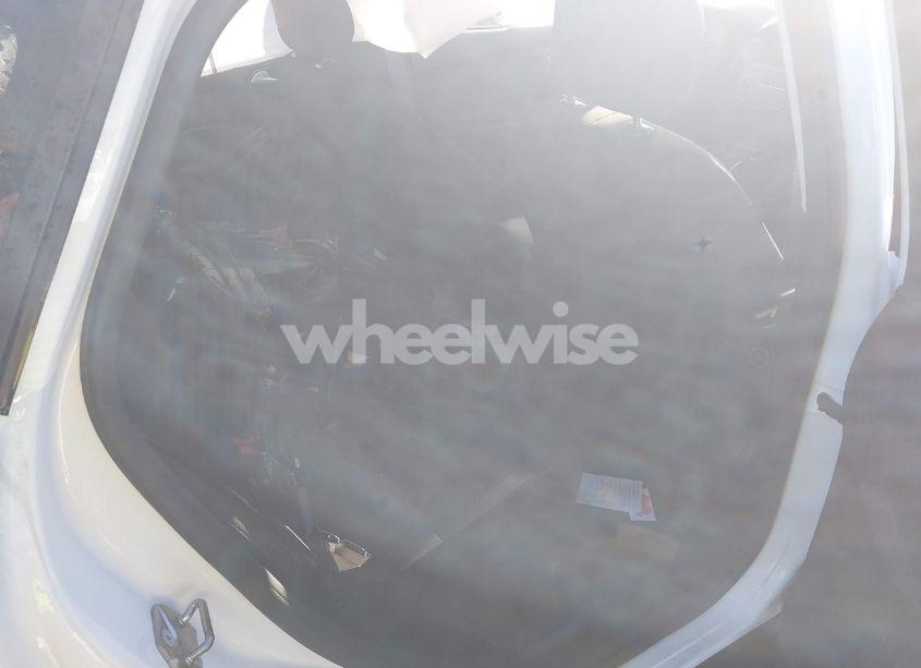 Photo 8 of 2018 Ford Focus SE (VIN 1FADP3FE7JL234806)