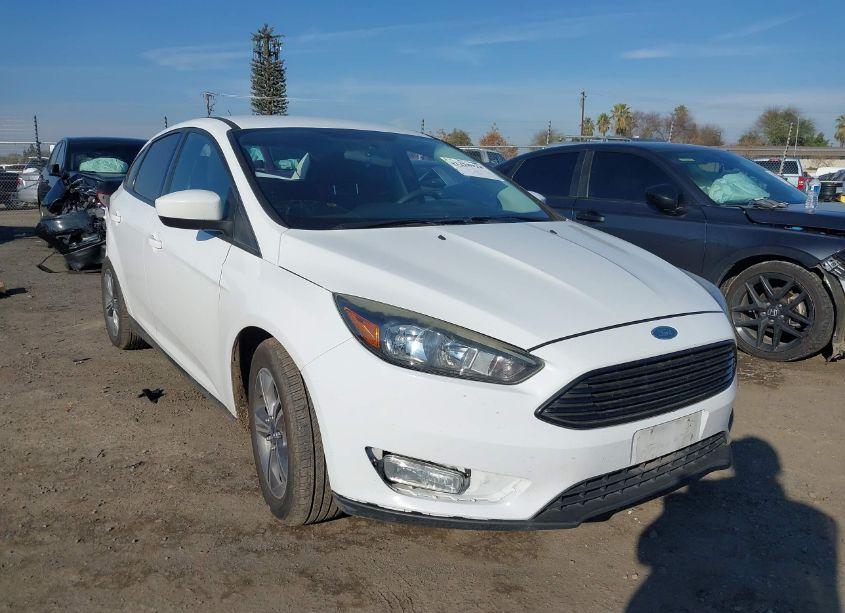 2018 Ford Focus SE (VIN 1FADP3FE7JL278854) main photo