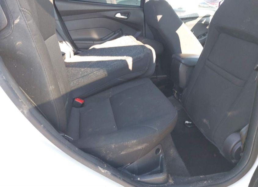 Photo 8 of 2018 Ford Focus SE (VIN 1FADP3FE7JL278854)