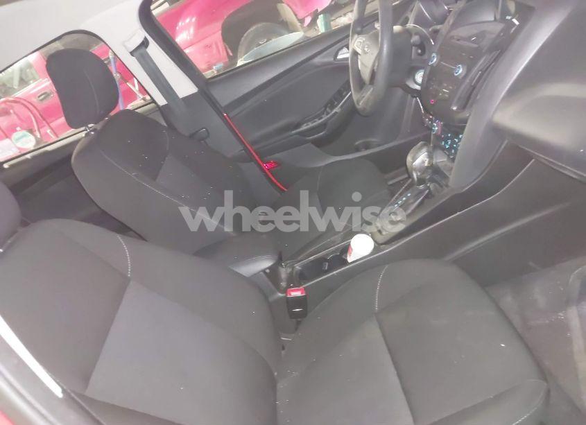 Photo 5 of 2017 Ford Focus SE (VIN 1FADP3FE8HL280980)