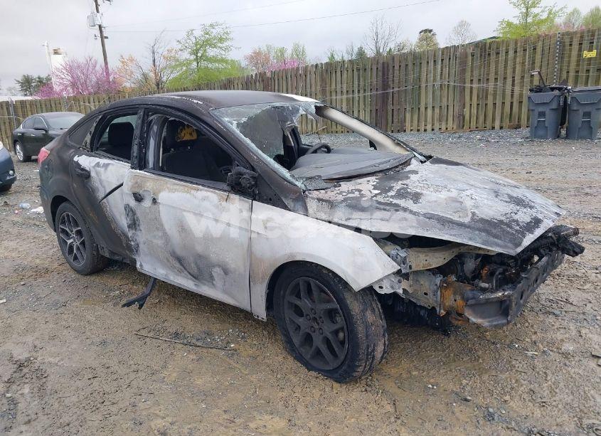 2018 Ford Focus SE (VIN 1FADP3FE8JL256720) main photo