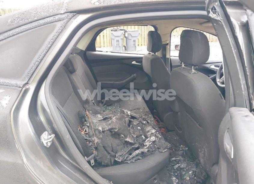 Photo 8 of 2018 Ford Focus SE (VIN 1FADP3FE8JL256720)