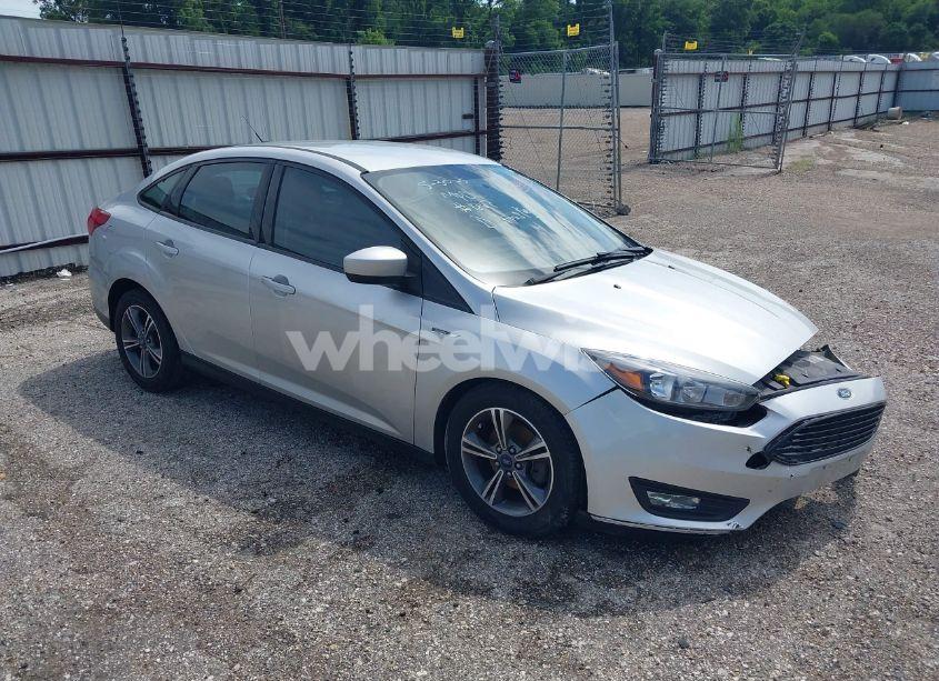2018 Ford Focus SE (VIN 1FADP3FE8JL256734) main photo