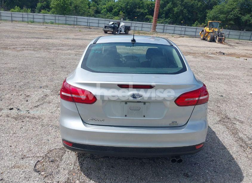 Photo 17 of 2018 Ford Focus SE (VIN 1FADP3FE8JL256734)