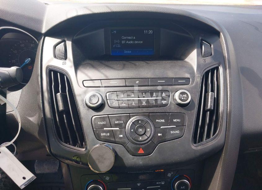 Photo 21 of 2018 Ford Focus SE (VIN 1FADP3FE8JL256734)