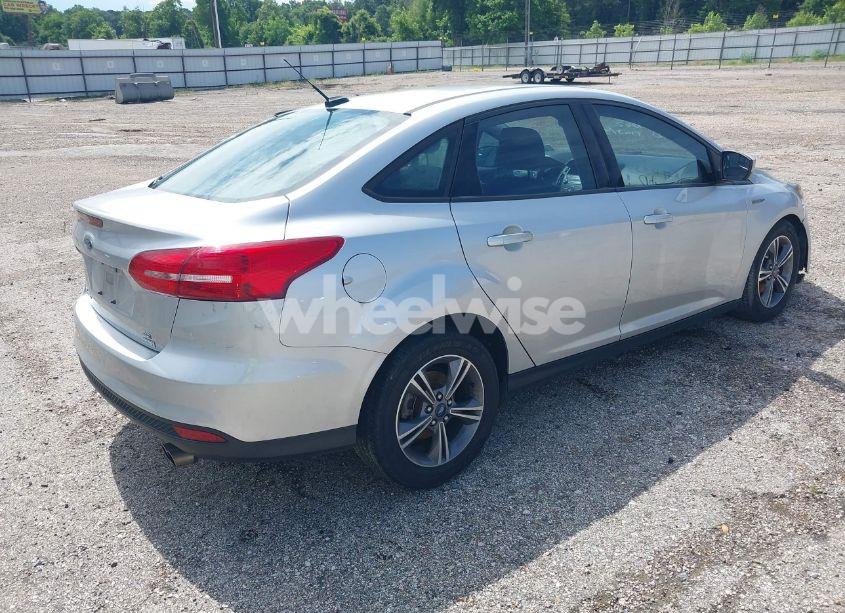 Photo 4 of 2018 Ford Focus SE (VIN 1FADP3FE8JL256734)