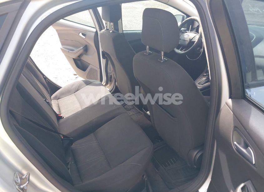 Photo 8 of 2018 Ford Focus SE (VIN 1FADP3FE8JL256734)