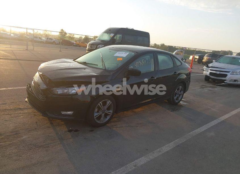 Photo 2 of 2018 Ford Focus SE (VIN 1FADP3FE8JL320948)