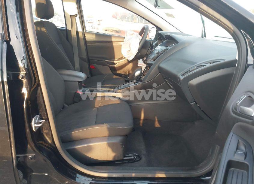 Photo 5 of 2018 Ford Focus SE (VIN 1FADP3FE8JL320948)