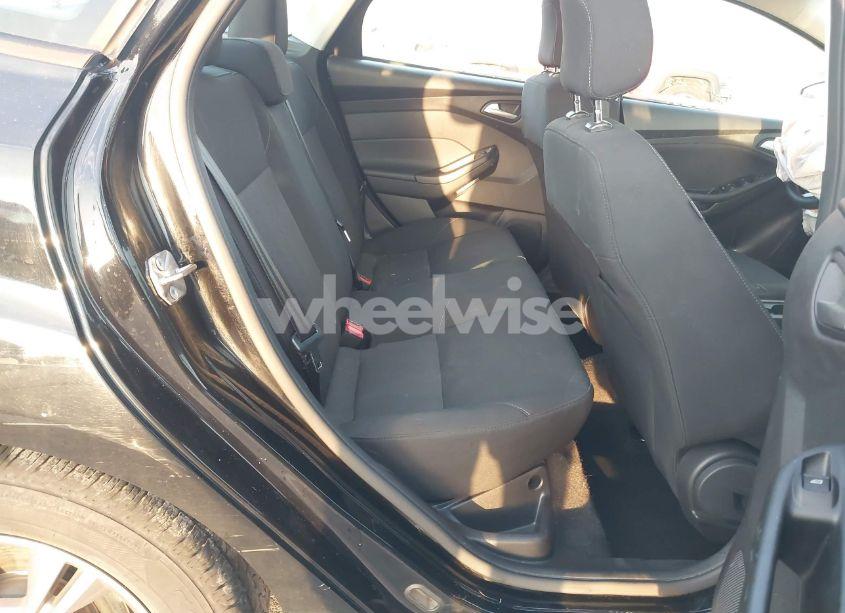 Photo 8 of 2018 Ford Focus SE (VIN 1FADP3FE8JL320948)