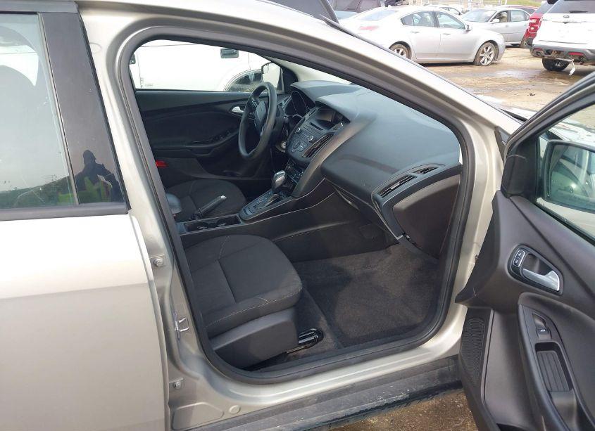 Photo 5 of 2016 Ford Focus SE (VIN 1FADP3FE9GL237327)
