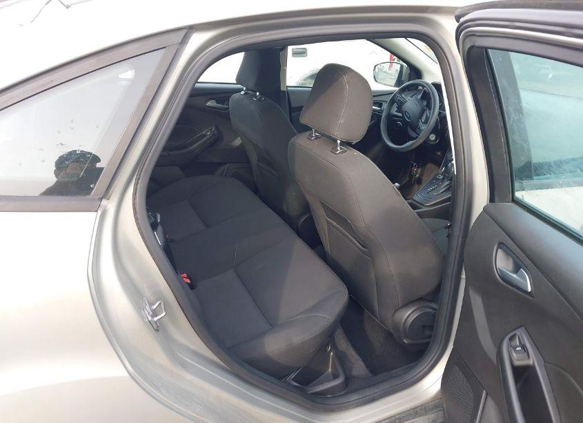 Photo 8 of 2016 Ford Focus SE (VIN 1FADP3FE9GL237327)