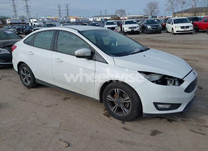 2016 Ford Focus SE (VIN 1FADP3FE9GL371660) main photo