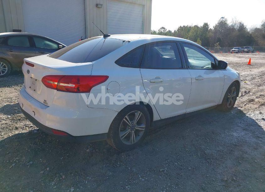 Photo 4 of 2016 Ford Focus SE (VIN 1FADP3FE9GL399281)