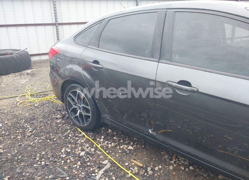 Photo 6 of 2017 Ford Focus SE (VIN 1FADP3FE9HL214504)