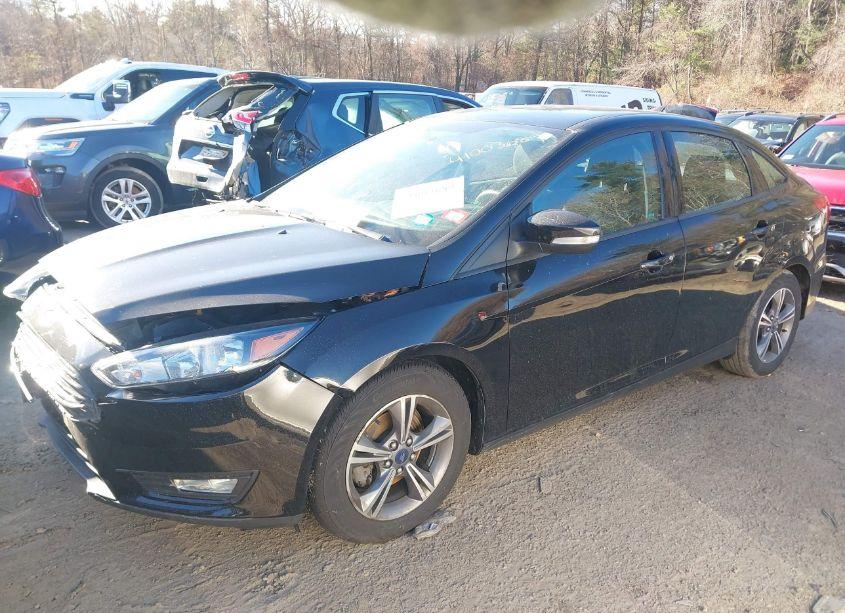 Photo 2 of 2017 Ford Focus SE (VIN 1FADP3FE9HL301318)