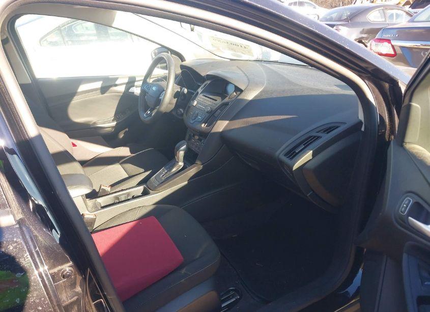 Photo 5 of 2017 Ford Focus SE (VIN 1FADP3FE9HL301318)