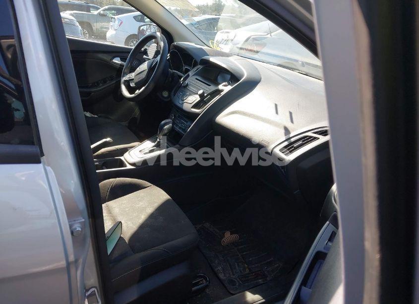 Photo 5 of 2017 Ford Focus SE (VIN 1FADP3FE9HL305403)