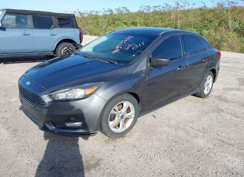 Photo 2 of 2018 Ford Focus SE (VIN 1FADP3FE9JL227002)