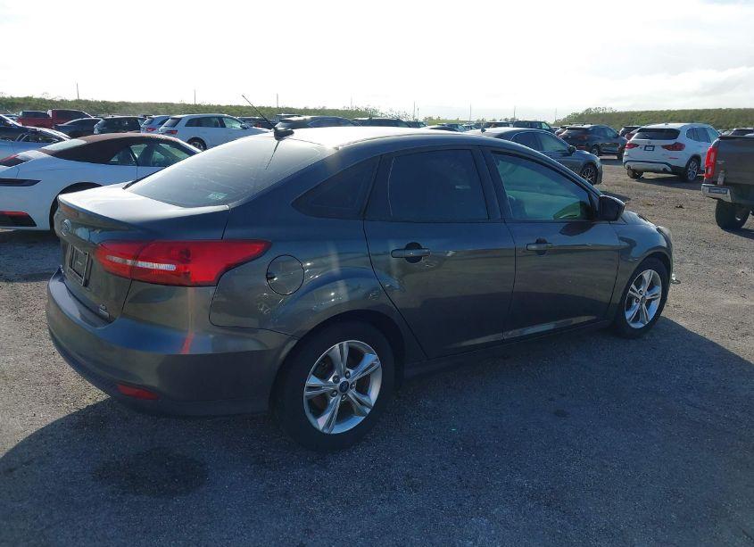 Photo 4 of 2018 Ford Focus SE (VIN 1FADP3FE9JL227002)
