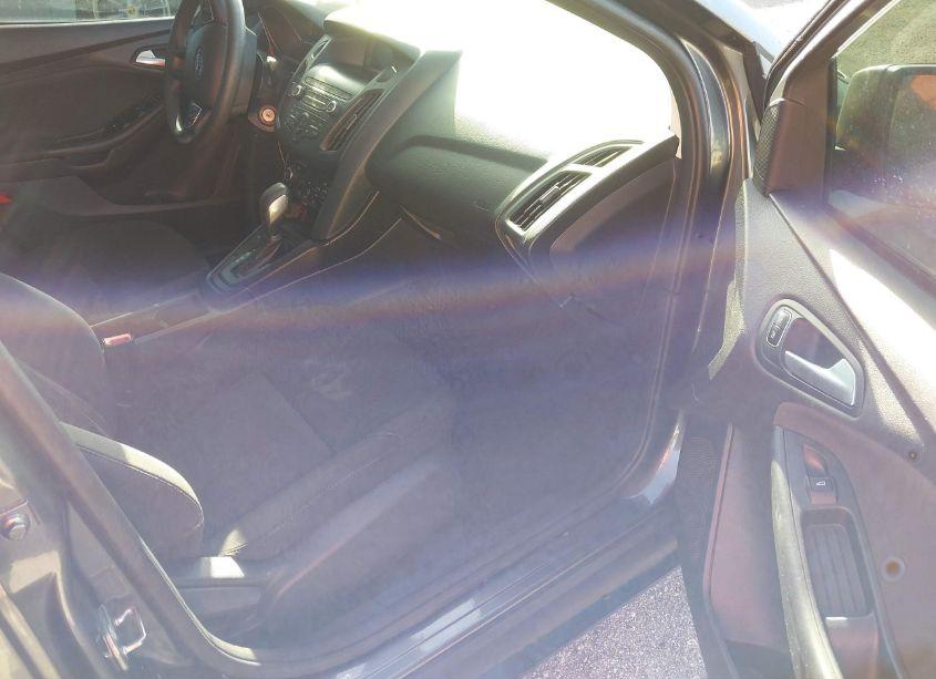 Photo 5 of 2018 Ford Focus SE (VIN 1FADP3FE9JL227002)