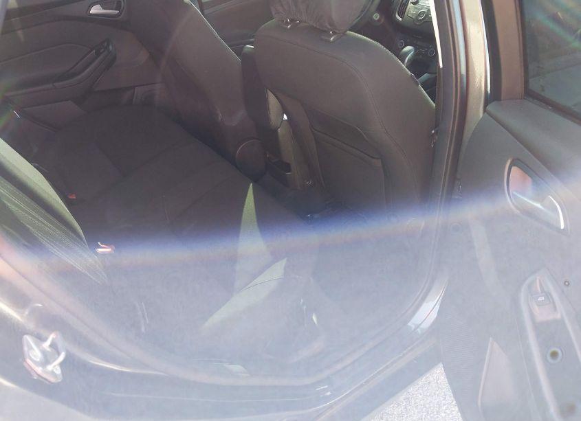 Photo 8 of 2018 Ford Focus SE (VIN 1FADP3FE9JL227002)